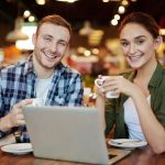 pareja de jovenes buscando inquilino