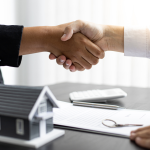 Dos personas cerrando un acuerdo de venta rápida de un piso en Zaragoza