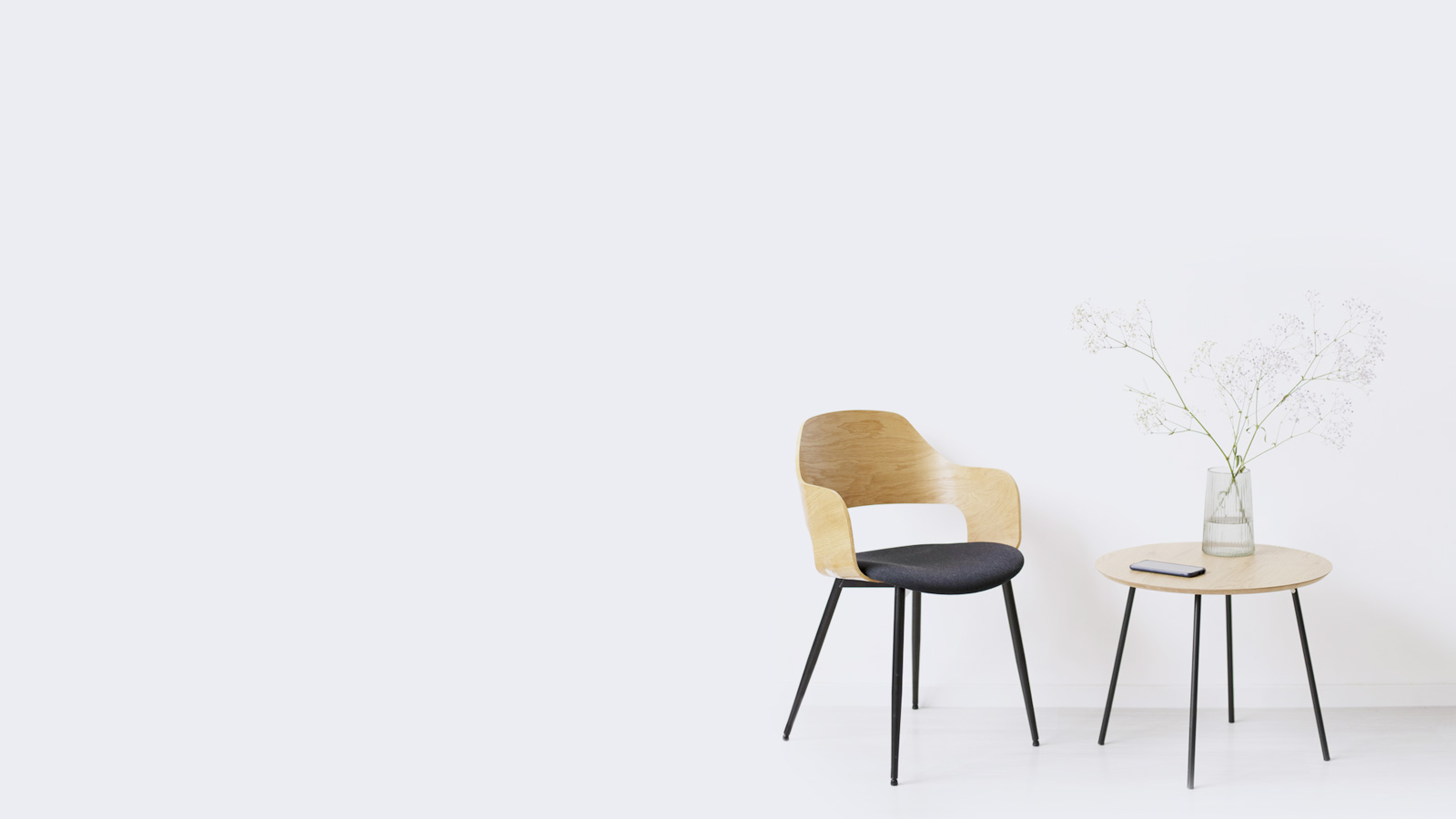 Silla moderna de madera con mesita de café representando Asesoría inmobiliaria
