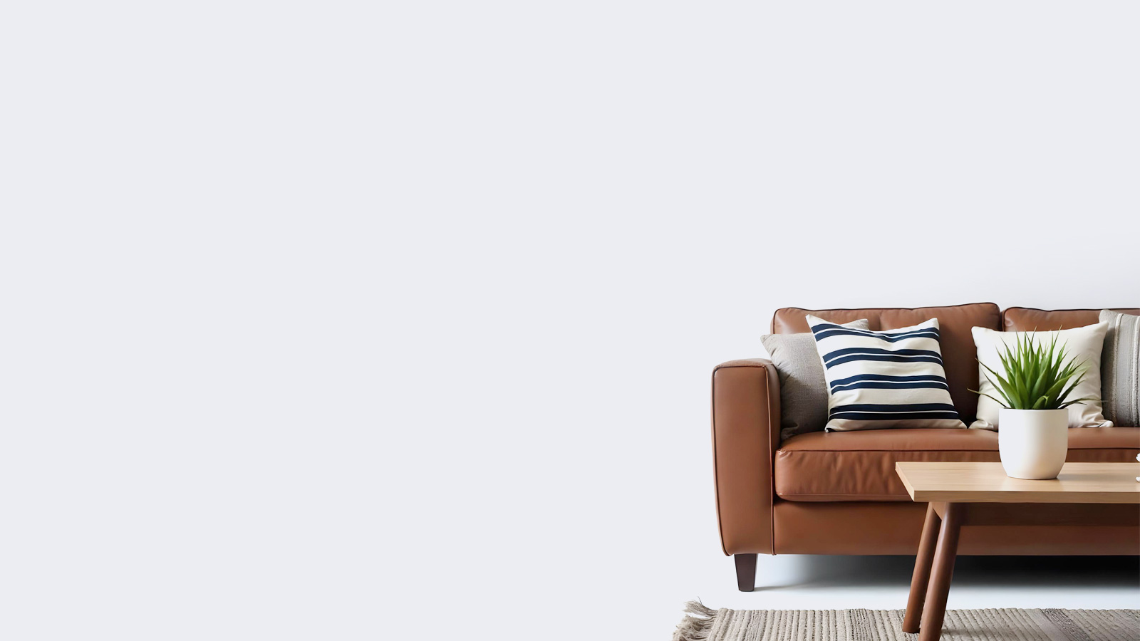 Sofá de cuero color marrón junto a una mesa de café de madera ideal para Servicio legal de alquiler