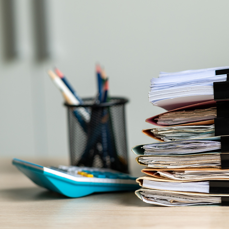 Papel de informe financiero y calculadora en el escritorio de oficina para Calcular plusvalía municipal