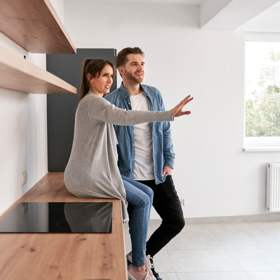 Una pareja en una cocina de una vivienda recién comprada después de una Tasación de vivienda gratis