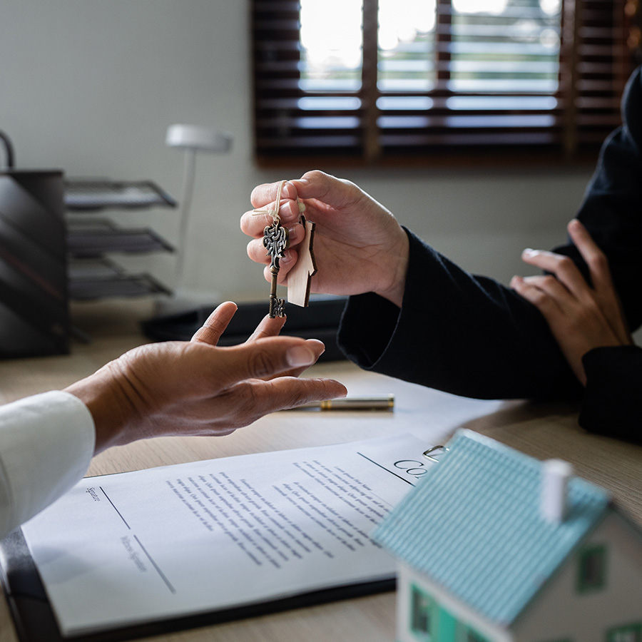 Una persona recibe una llave, simbolizando la venta de un piso en Zaragoza